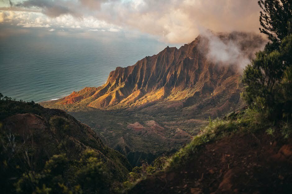A beautiful hill overlooking the ocean in hawaii