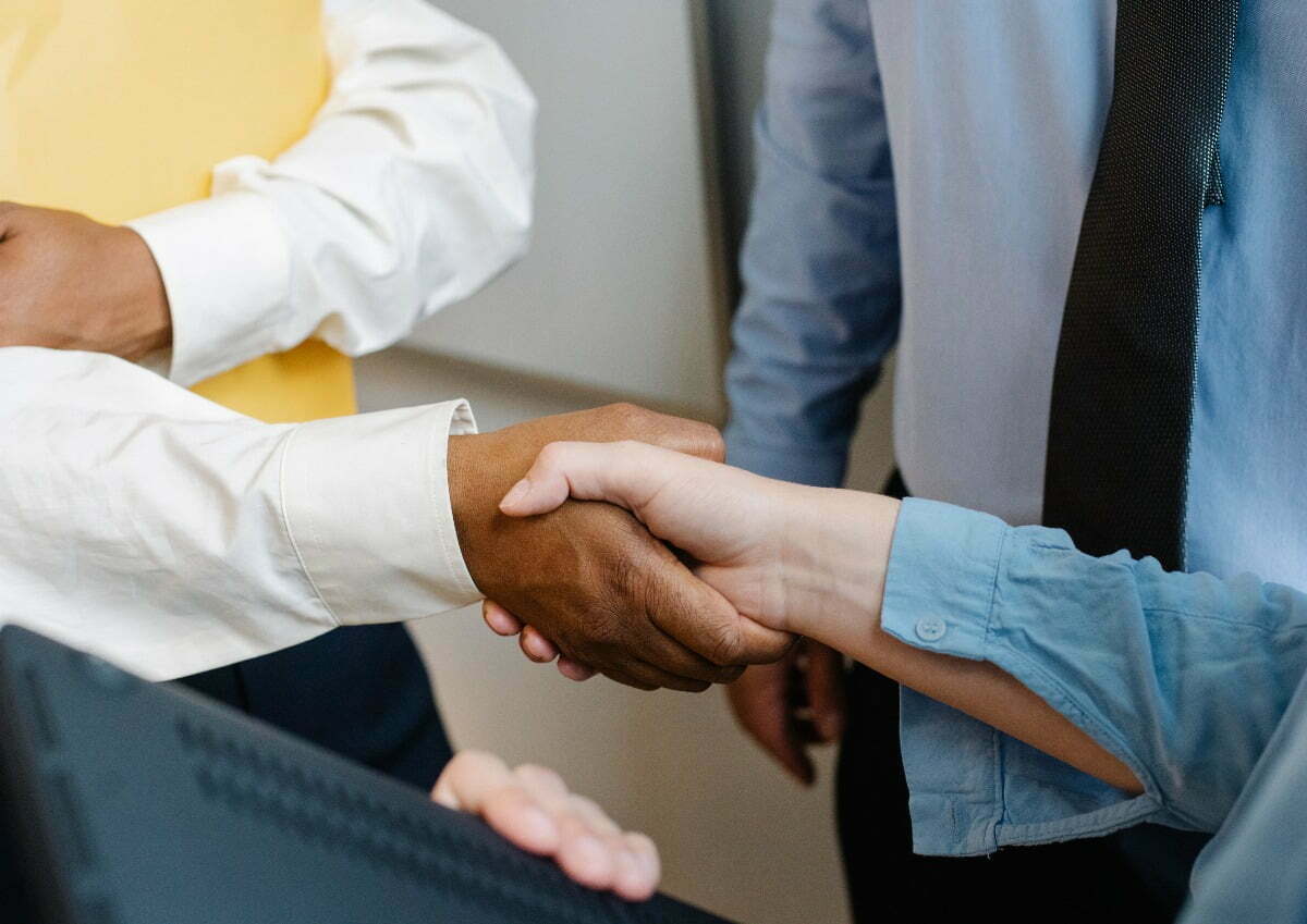 2 professionals shaking hands